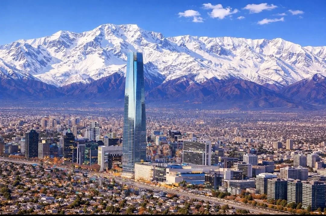 Vista panorámica de Santiago de Chile con la cordillera de Los Andes, fotografía original del estudio